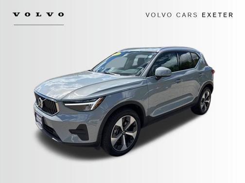 2025 Volvo XC40 B5 Core Bright Theme