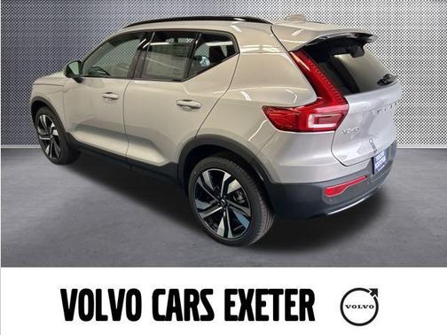 2025 Volvo XC40 B5 Ultra Dark Theme