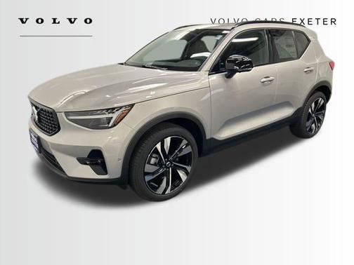 2025 Volvo XC40 B5 Ultra Dark Theme