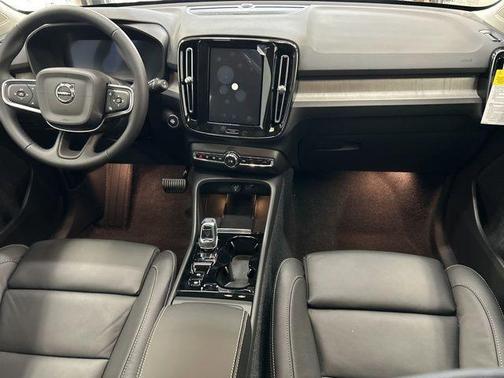 2025 Volvo XC40 B5 Ultra Dark Theme