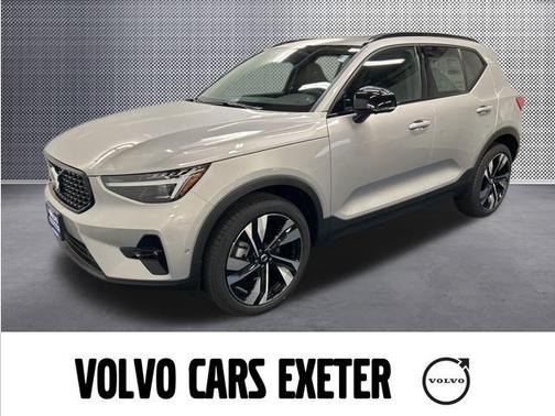 2025 Volvo XC40 B5 Ultra Dark Theme
