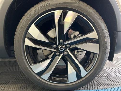 2025 Volvo XC40 B5 Ultra Dark Theme