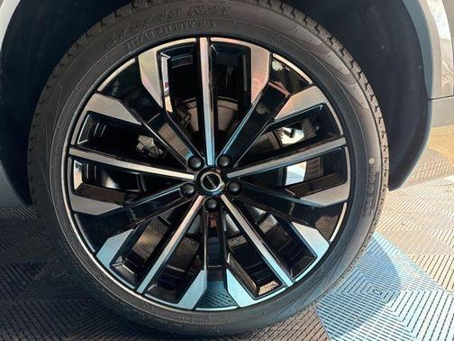 2025 Volvo XC90 B5 Ultra 6-Seater
