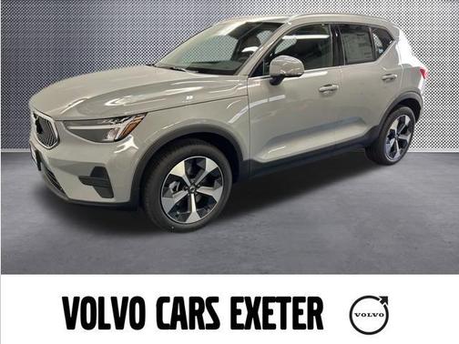 2025 Volvo XC40 B5 Core Bright Theme