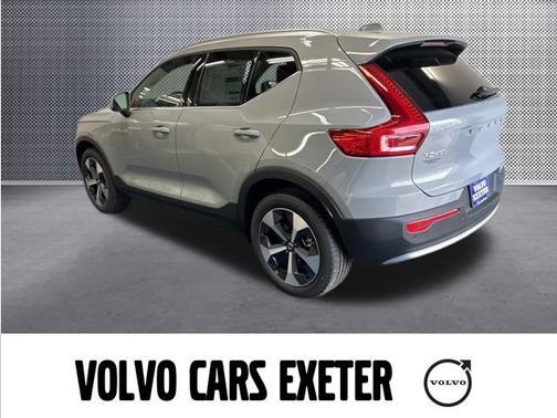 2025 Volvo XC40 B5 Core Bright Theme