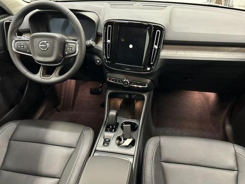 2025 Volvo XC40 B5 Core Bright Theme