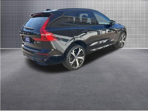 2023 Volvo XC60 B6 Ultimate Dark Theme