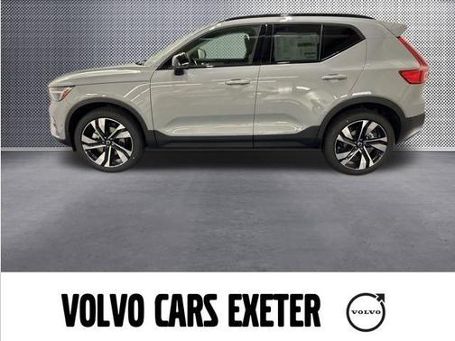 2025 Volvo XC40 B5 Plus Dark Theme