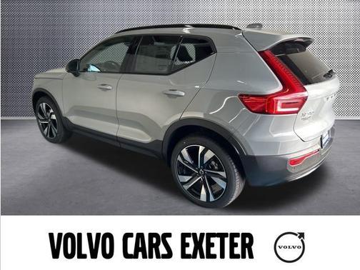 2025 Volvo XC40 B5 Plus Dark Theme
