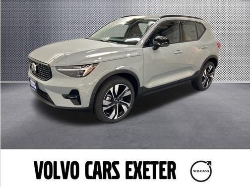 2025 Volvo XC40 B5 Plus Dark Theme