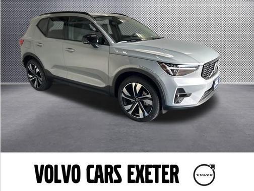 2025 Volvo XC40 B5 Plus Dark Theme