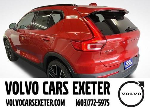 2025 Volvo XC40 B5 Ultra Dark Theme