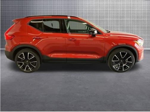 2025 Volvo XC40 B5 Ultra Dark Theme
