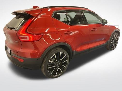2025 Volvo XC40 B5 Ultra Dark Theme