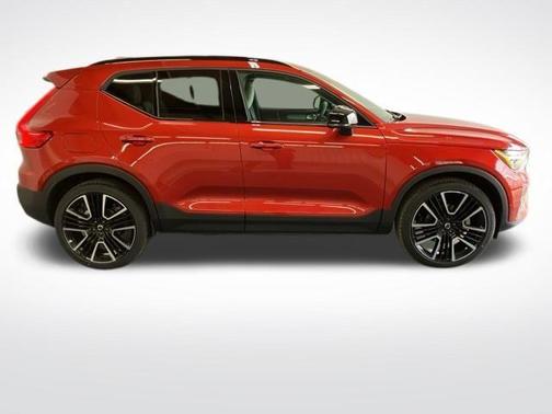 2025 Volvo XC40 B5 Ultra Dark Theme