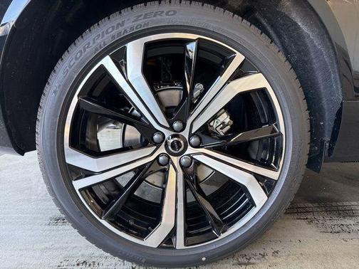 2025 Volvo XC60 B5 Ultra