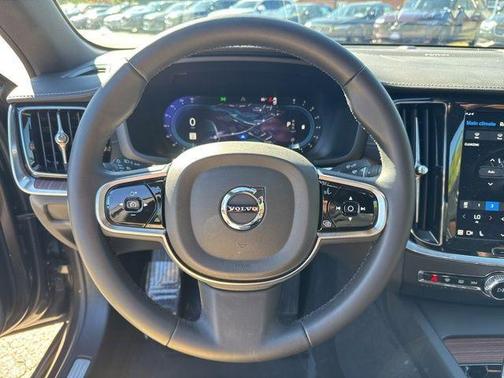 2024 Volvo S60 B5 Ultimate Dark Theme