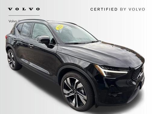 2023 Volvo XC40 B5 Ultimate Dark Theme