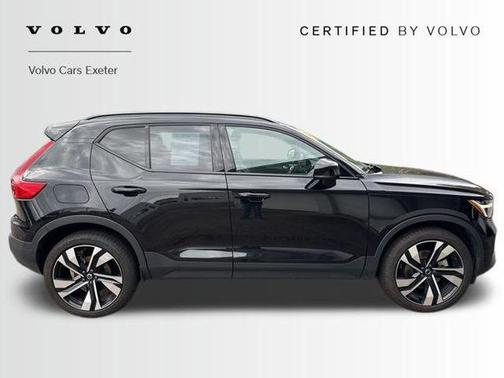 2023 Volvo XC40 B5 Ultimate Dark Theme