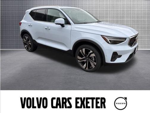 2025 Volvo XC40 B5 Plus Bright Theme