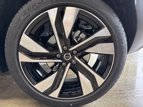 2025 Volvo XC40 B5 Plus Bright Theme