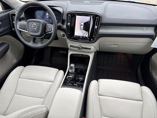 2025 Volvo XC40 B5 Plus Bright Theme