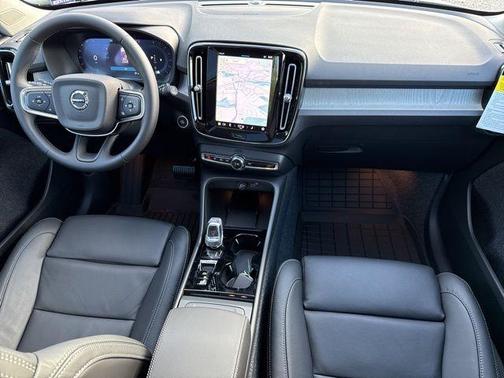 2025 Volvo XC40 B5 Ultra Bright Theme