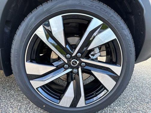 2025 Volvo XC40 B5 Ultra Bright Theme