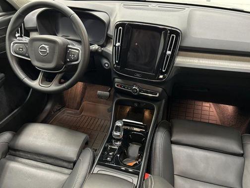 2025 Volvo XC40 B5 Plus Dark Theme