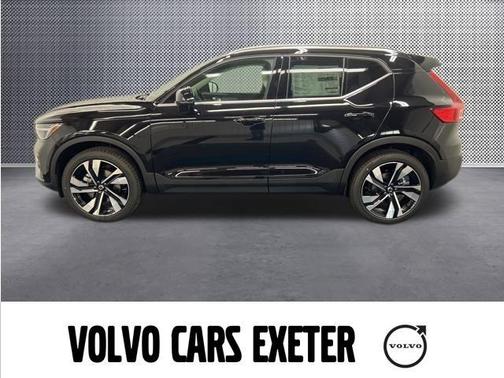 2025 Volvo XC40 B5 Ultra Bright Theme
