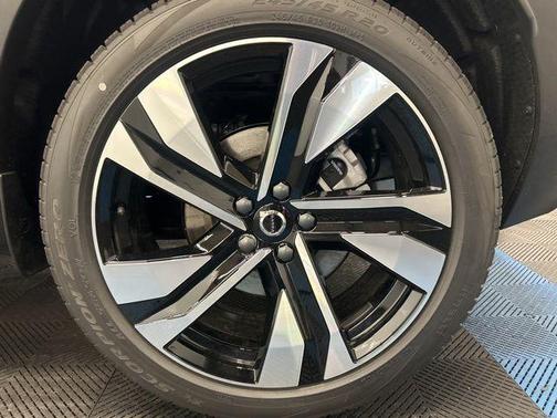 2025 Volvo XC40 B5 Ultra Bright Theme