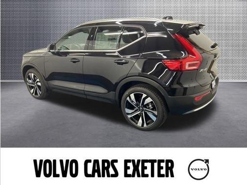 2025 Volvo XC40 B5 Ultra Bright Theme