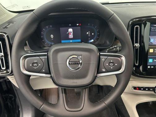 2025 Volvo XC40 B5 Ultra Bright Theme