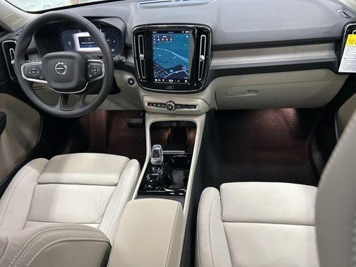 2025 Volvo XC40 B5 Ultra Dark Theme