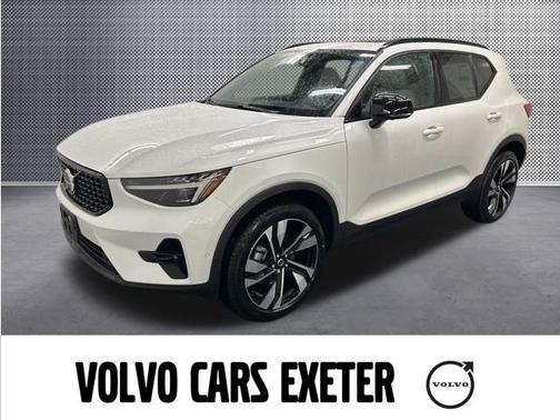 2025 Volvo XC40 B5 Ultra Dark Theme