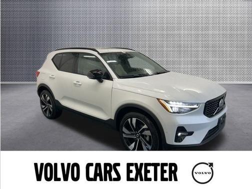 2025 Volvo XC40 B5 Ultra Dark Theme