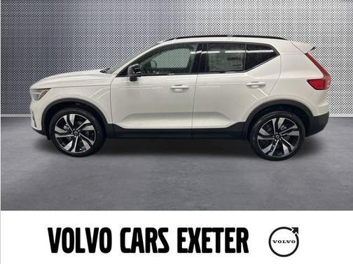 2025 Volvo XC40 B5 Ultra Dark Theme