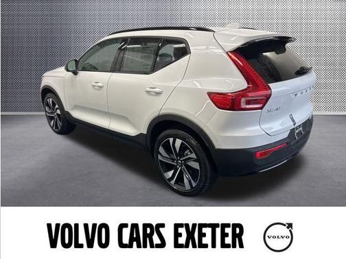 2025 Volvo XC40 B5 Ultra Dark Theme
