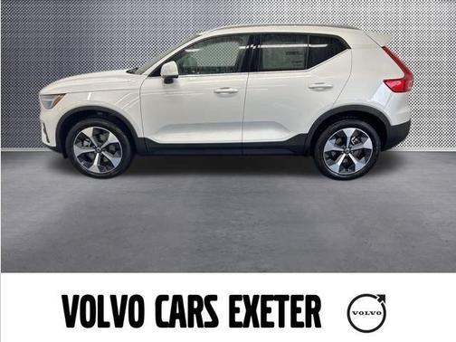 2025 Volvo XC40 B5 Core Bright Theme