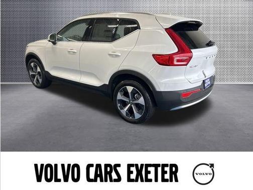 2025 Volvo XC40 B5 Core Bright Theme