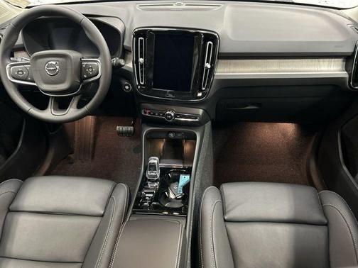 2025 Volvo XC40 B5 Plus Dark Theme