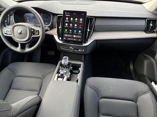 2025 Volvo XC90 B6 Plus 6-Seater