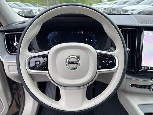 2025 Volvo XC60 B5 Ultra