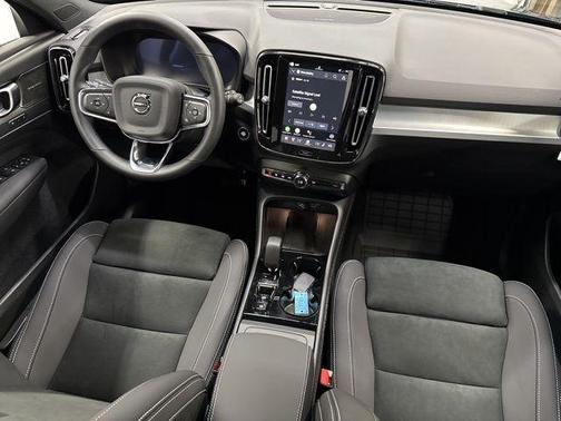 2026 Volvo XC40 B5 Ultra Black Edition