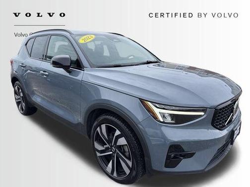 2023 Volvo XC40 B5 Plus Dark Theme