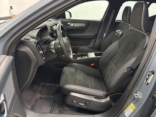 2023 Volvo XC40 B5 Plus Dark Theme