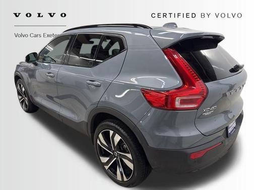 2023 Volvo XC40 B5 Plus Dark Theme