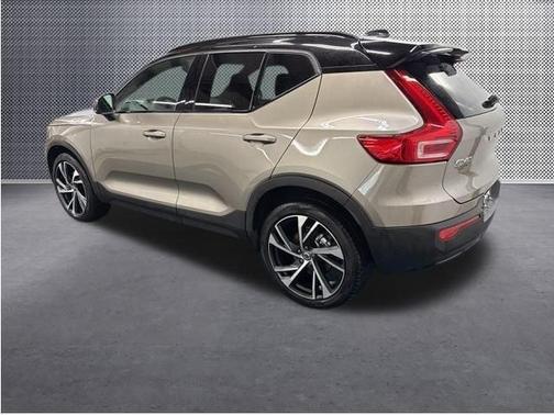 2022 Volvo XC40 T5 R-Design