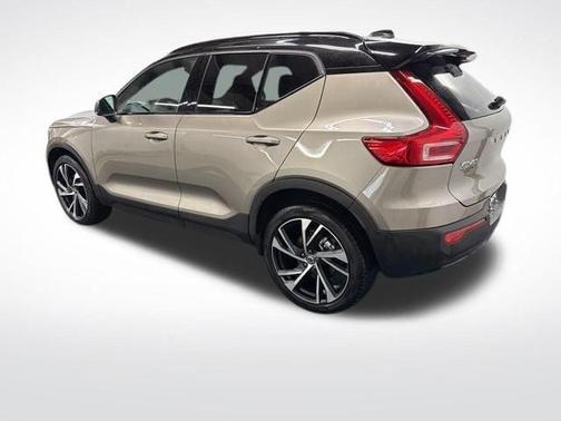 2022 Volvo XC40 T5 R-Design