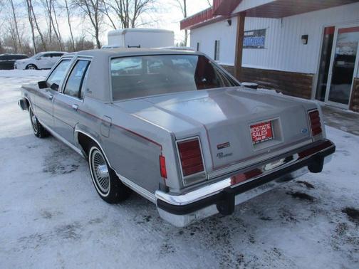 1985 Ford Crown Victoria Base